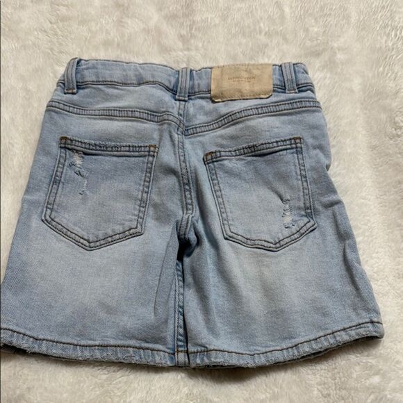 Zara light blue denim shorts with a distressed design. - Picture 2 of 4